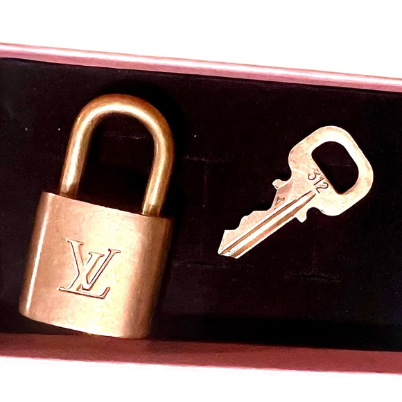 AUTHENTIC - LOUIS VUITTON Gold Lock & Key #312 Set - Picture 3 of 5